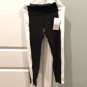 Athleta Yin 7/8 Tights | Black/White | Medium